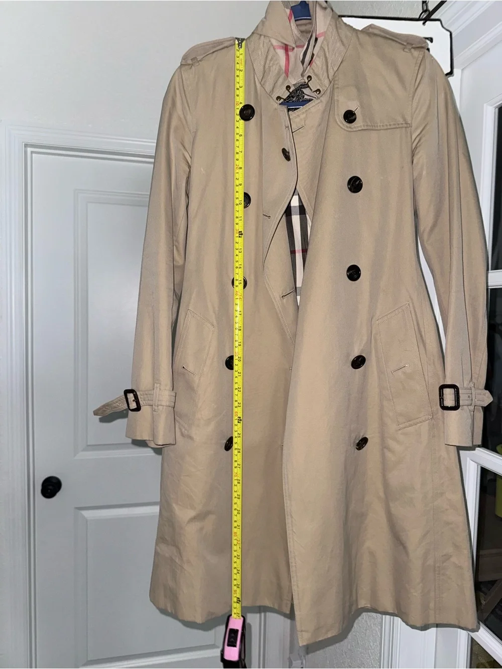 Burberry Beige and Black Nova Check Label Close-Up with Gold Chain Detail - Picture 11 of 16